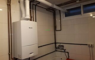 Instal·lació caldera Junkers ZWBE 25/30 de 25kW en calefacció i 30 kW en aigua calenta sanitària amb sortida de fums amb doble flux