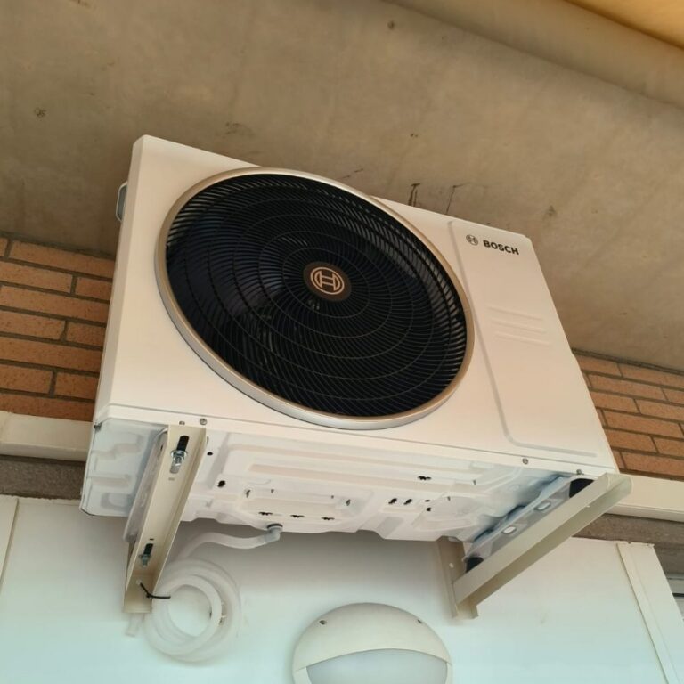 Unidad exterior Bosch instalada por JAG Alcaide