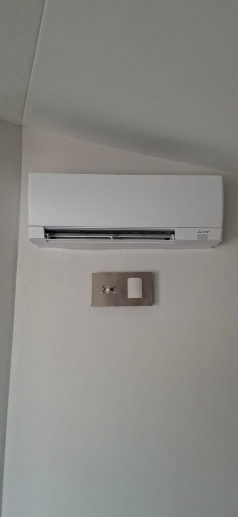 Split de pared Mitsubishi Electric en un dormitorio, instalado por JAG Alcaide