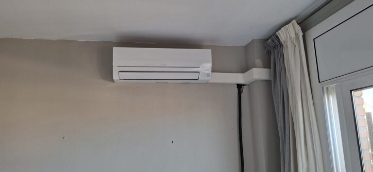 Split de pared Mitsubishi Electric con canaleta junto a la ventana, instalado por JAG Alcaide