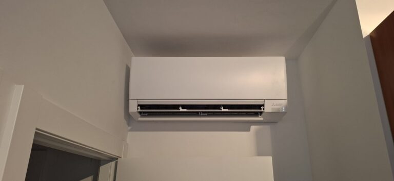 Split de pared Mitsubishi Electric en un rincón junto al techo, instalado por JAG Alcaide