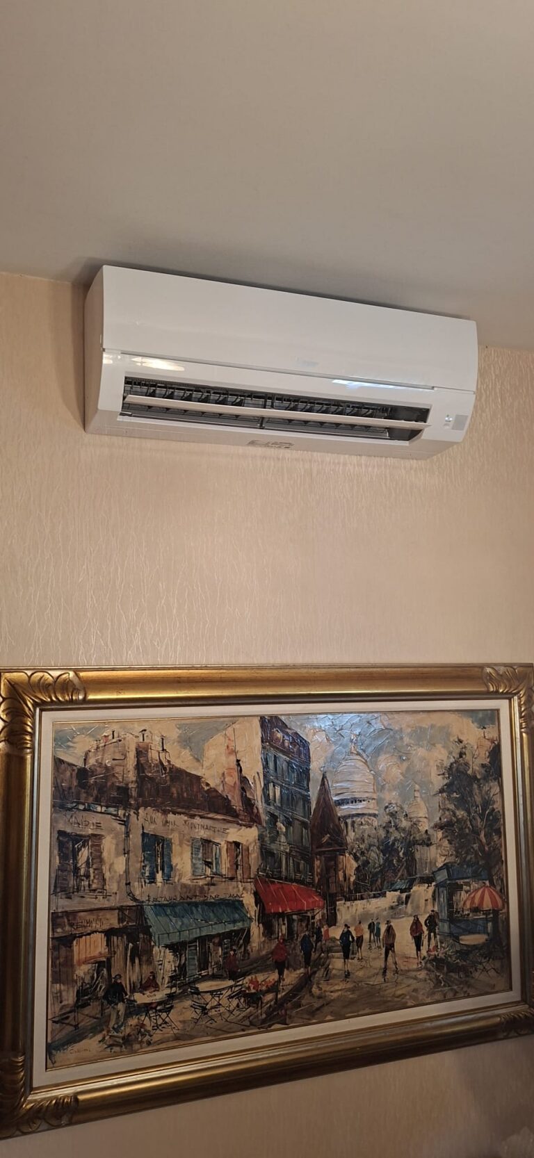 Split de pared Mitsubishi Electric en un salón, instalado por JAG Alcaide