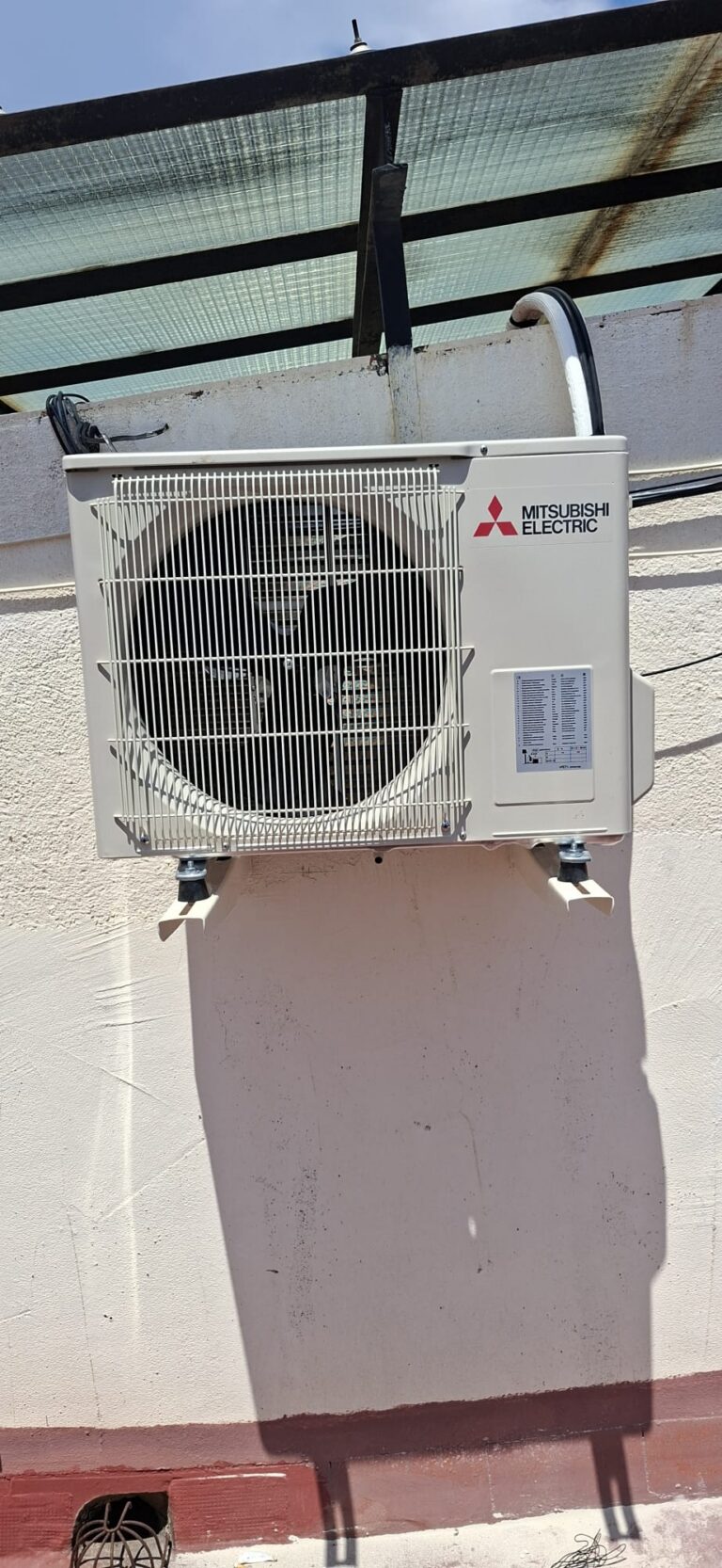 Mitsubishi Electric air conditioning outdoor unit mounted on the wall, installed by JAG Alcaide