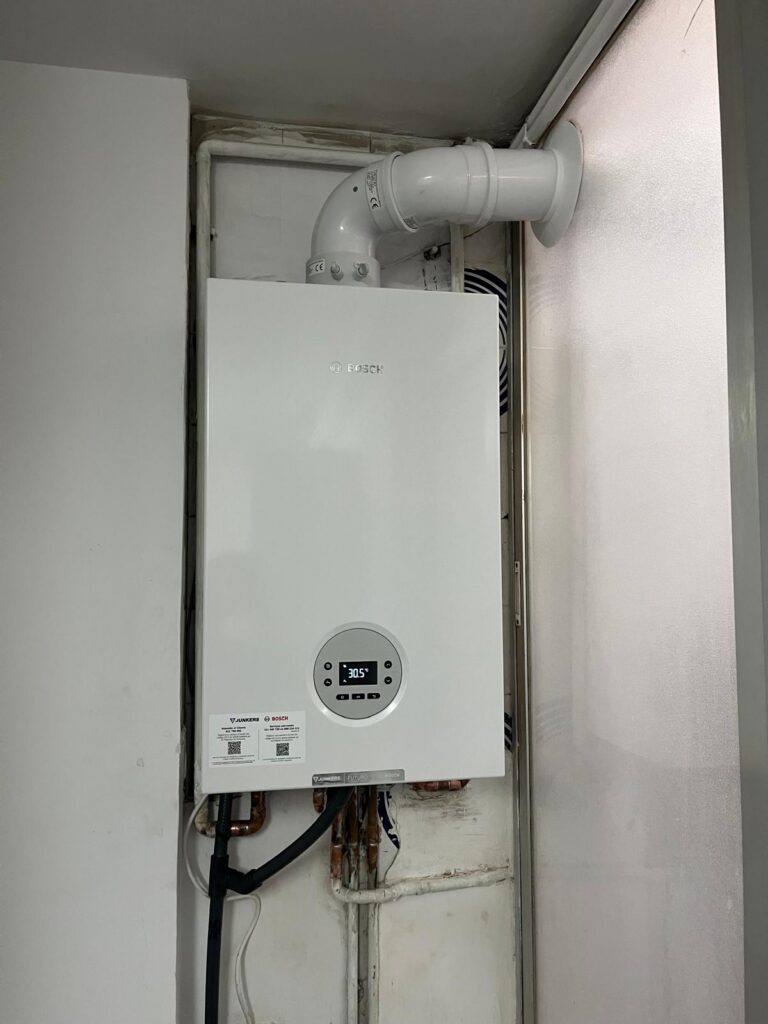 Caldera de condensación Junkers Bosch instalada por JAG Alcaide en el hueco de la cocina