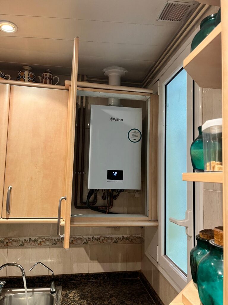 Caldera de condensación Vaillant instalada por JAG Alcaide dentro de un armario de cocina