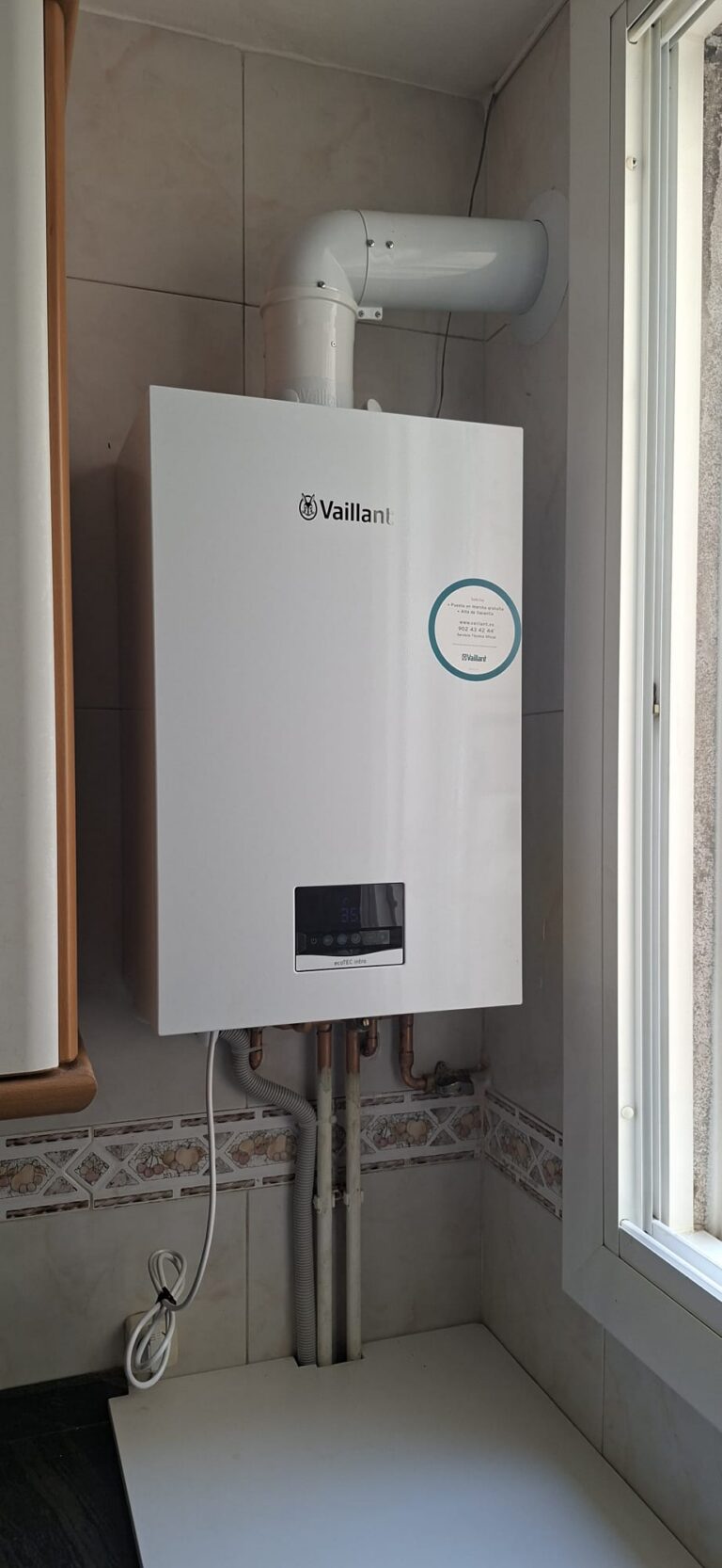 Caldera de condensación Vaillant instalada por JAG Alcaide en una cocina, junto a la ventana