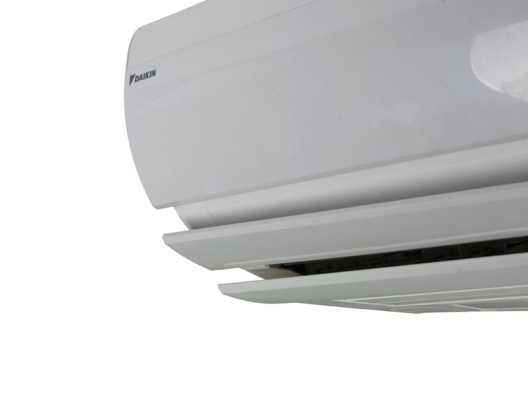Daikin Ururu Sarara con el frontal abierto