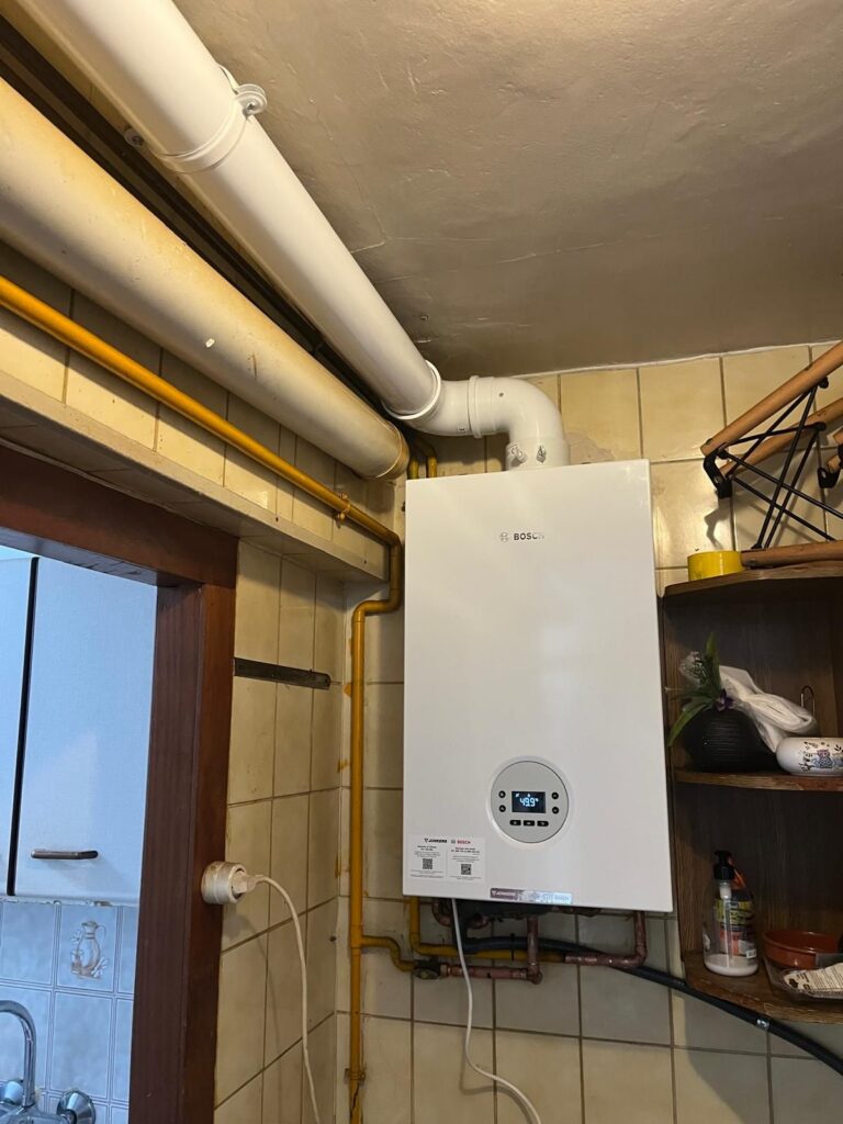 Caldera Junkers Bosch instalada en una cocina