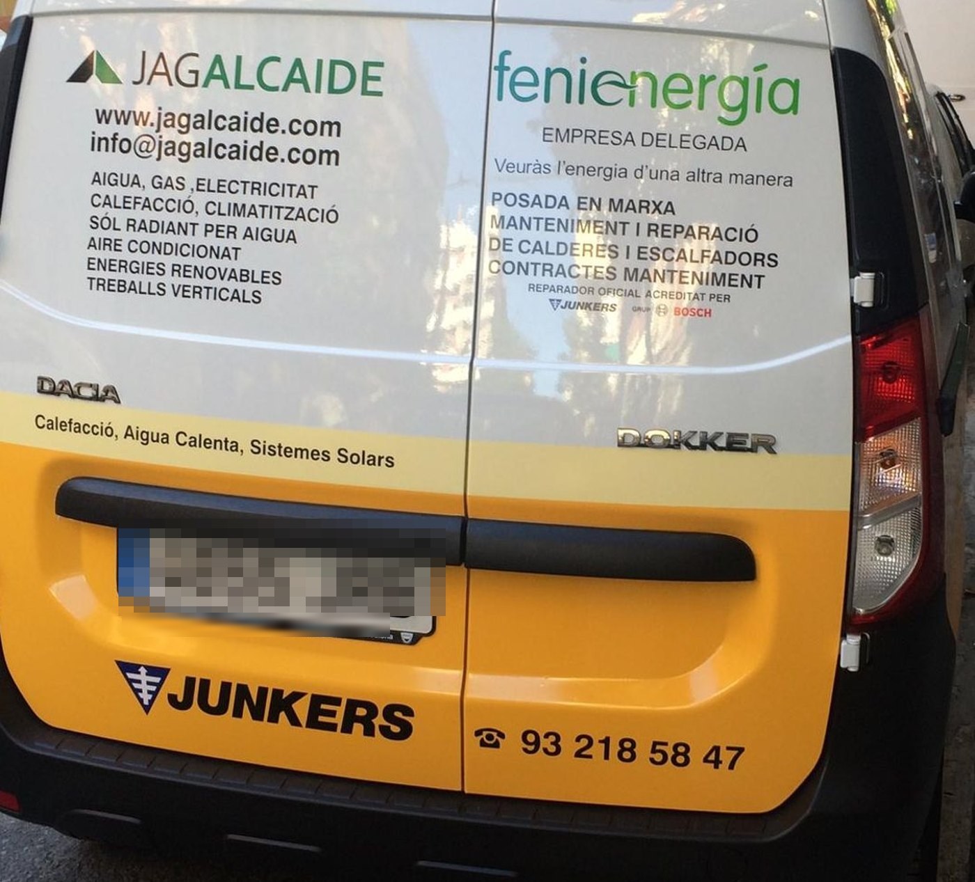 Furgoneta de JAG Alcaide rotulada, servicio técnico de calderas en Barcelona