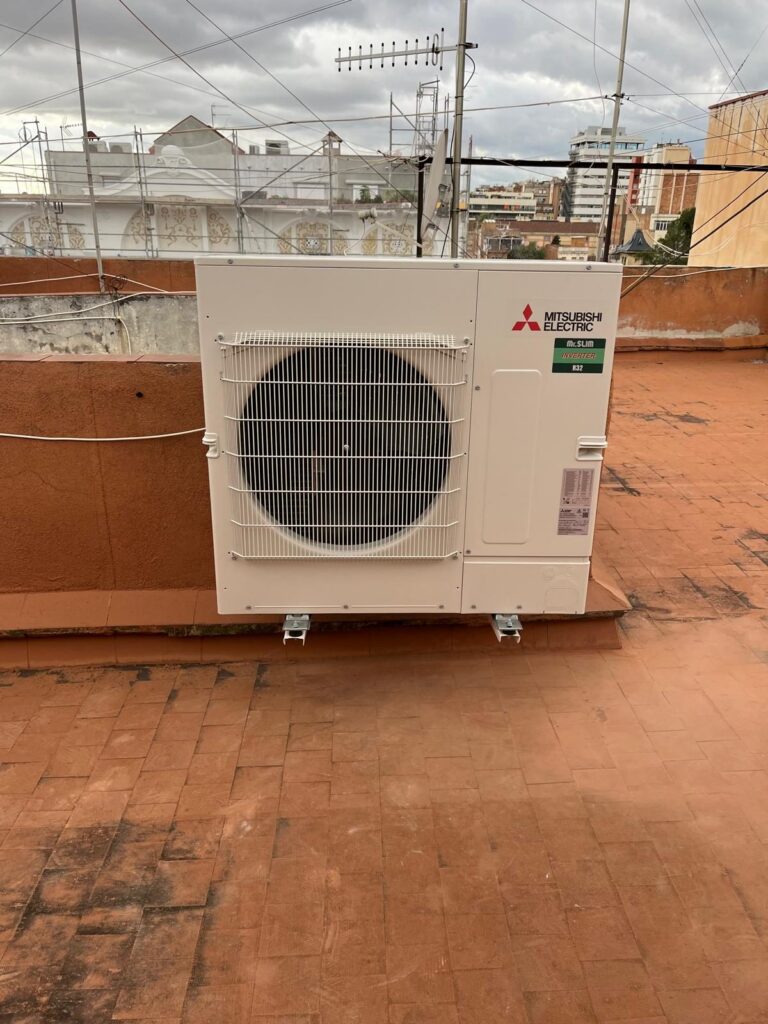 Unitats exteriors en un terrat